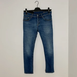 Dondup Jeans - Snygga blå jeans från Dondup i model Mius, Slim fit. Storlek 29/28 passar perfekt på en grabb som är 165-175 cm lång. 