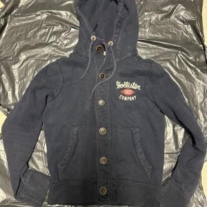 Vintage Hollister hoodie med knappar - Extremt eftertraktad och sällsynt vintage  Hollister hoodie med knappar! Grymt skick, inga defekter - ser exakt ut som på bild! Storlek S. Skriv vid frågor!💬