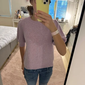 Stickad tröja  - Här har vi en jätte gullig stickad tröja. Den är från Veromoda. Den är lite nopprig men annars är den i väldigt bra skick.💕🤗😄😊