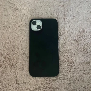 Mobilskal  - Här har vi ett svart mobilskal från Holdit den är i bra skick bara några få fläckar som är enkelt att tvätta bort. Den passar en iPhone 14 plus.💓