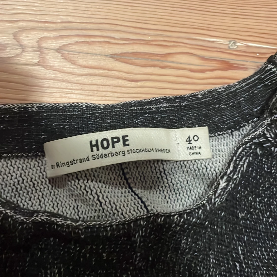 Svart stickad tröja med prickar från Hope - 2