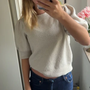 Beige tröja med puffärm - Snygg beige tröja med puff ärm. Passar perfekt till skolan eller bara vardagligt. Väl använd och där av finns de noppror på den. 💕💕