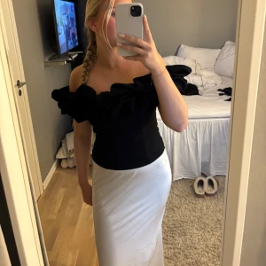 Svart offshoulder topp med volanger  - Supersnygg volangtopp med svart, voluminös offshoulder-överdel. Denna är SÅ himla fin!!😍 endast använd 1 gång 
