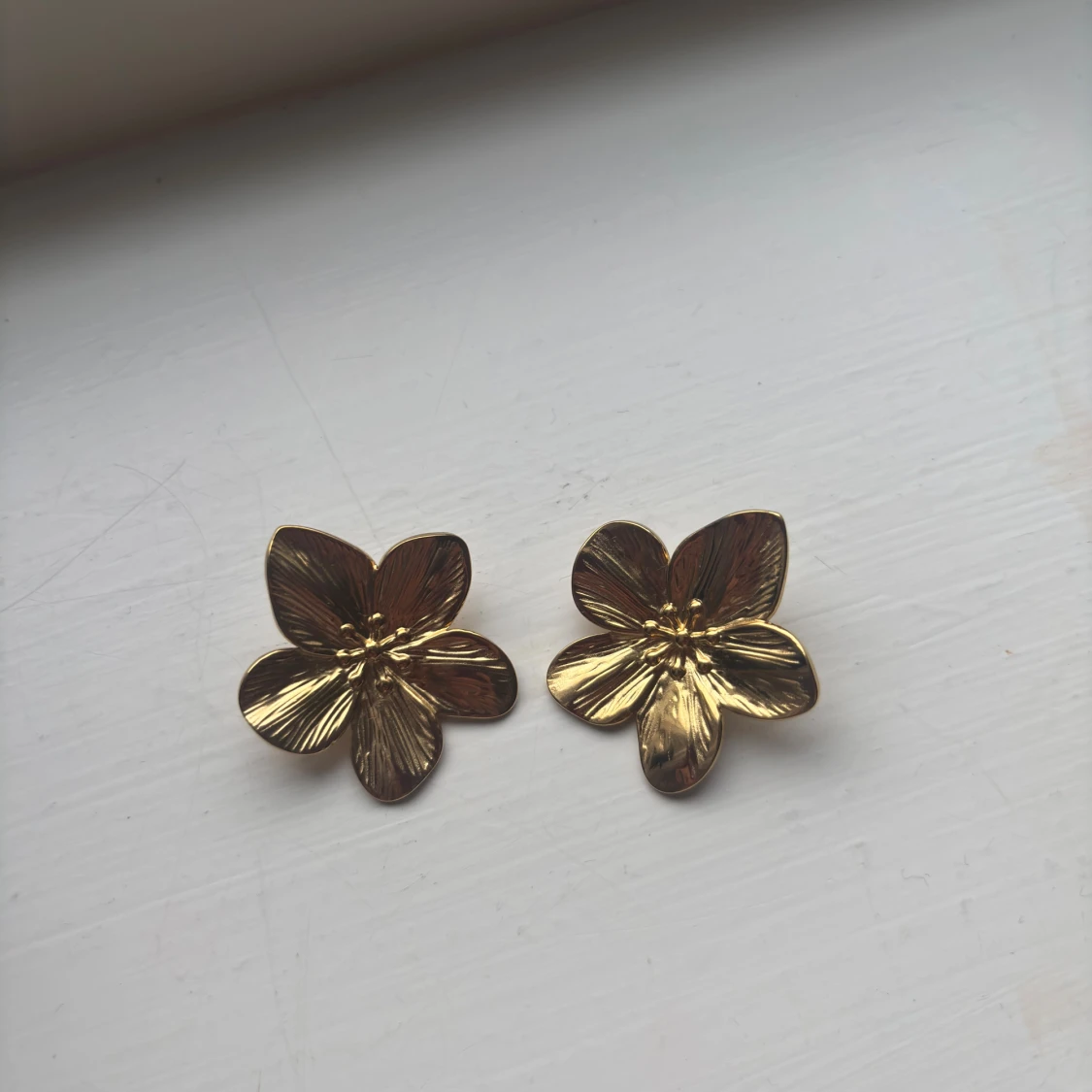 Guldiga blommiga örhängen - 1