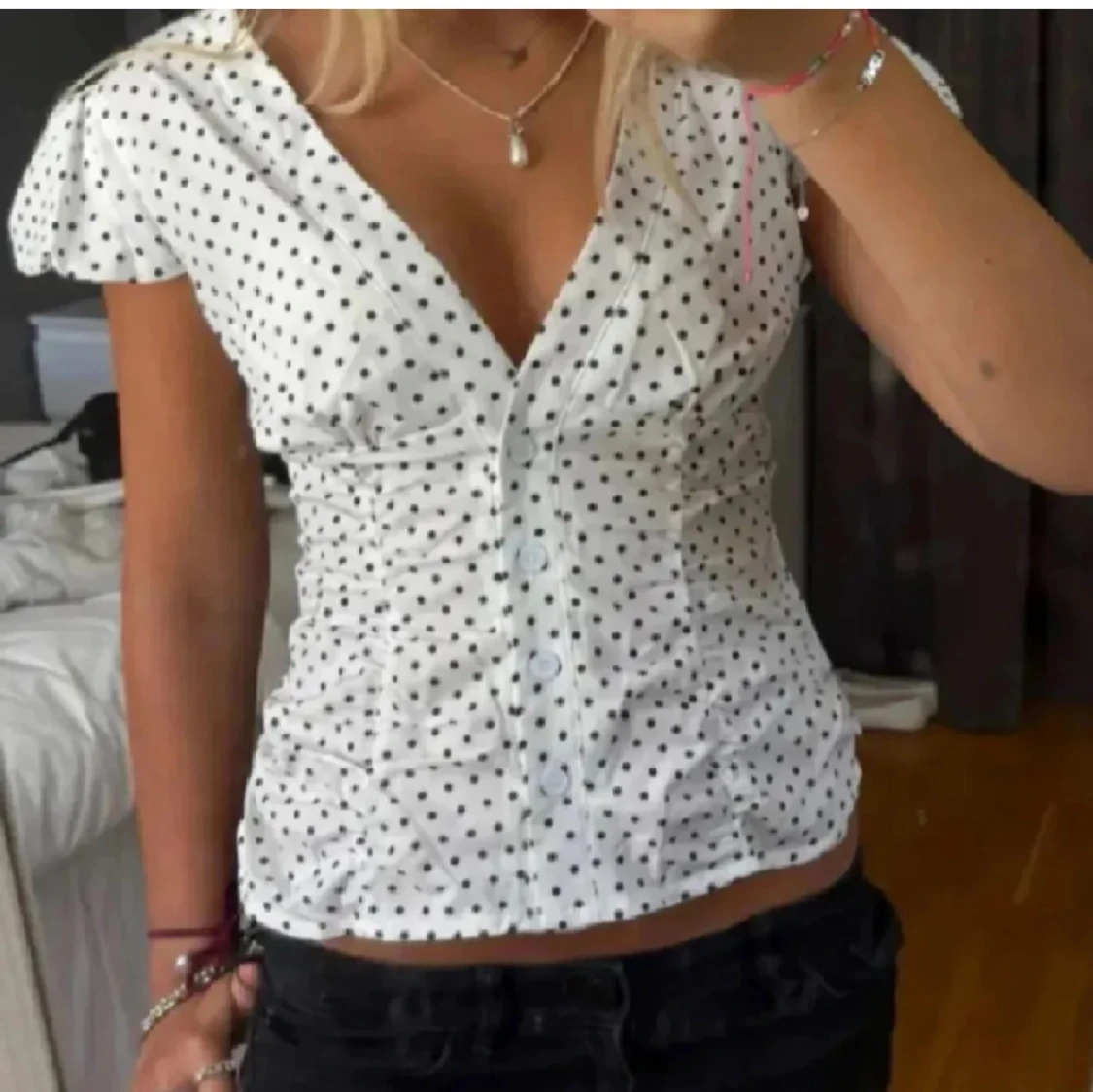 Vit prickig blus med v-ringning