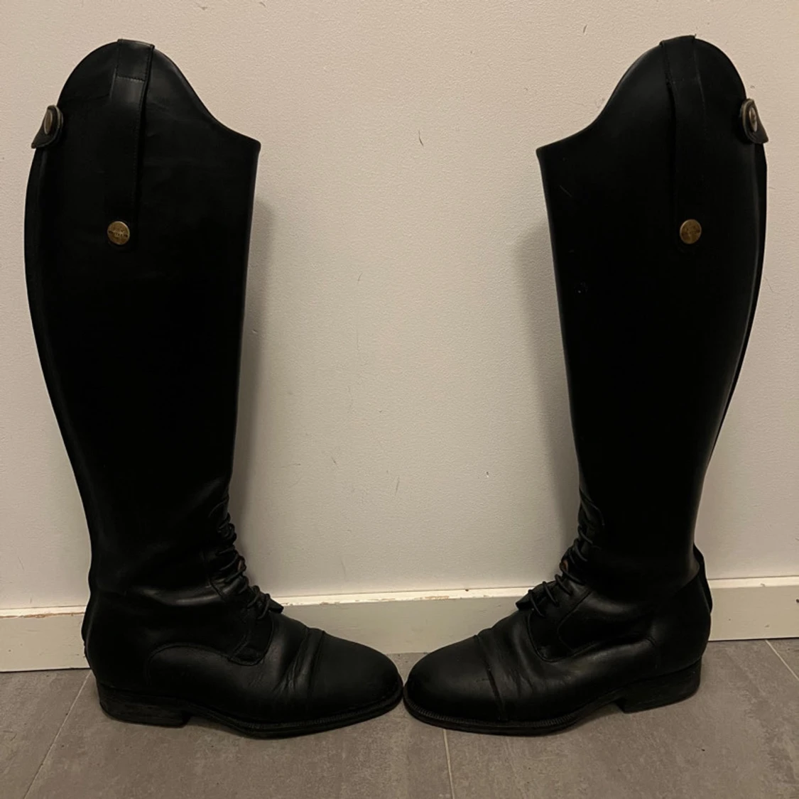Svarta ridstövlar i skinn - 1