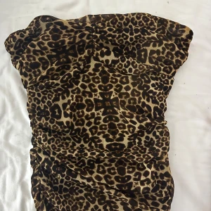 Axelbandslös leopardtop - En leopard top ifrån SHEIN, använd fåtal gånger men inga tecken på användning.