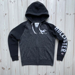 Hollister kofta - Säljer nu denna Hollister koftan i riktigt bra skick. Storlek: M. Pris: 499kr. Skriv vid frågor eller för fler bilder! 🤩
