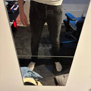 Svarta Jeans - Säljer dessa svarta jeans från Jack and Jones i modellen Glenn. passformen är slimfit och jeansen är i riktigt bra skick, Storleken är 30/34. Nypris 899kr mitt pris 249kr. Skriv vid fler frågor eller funderingar!