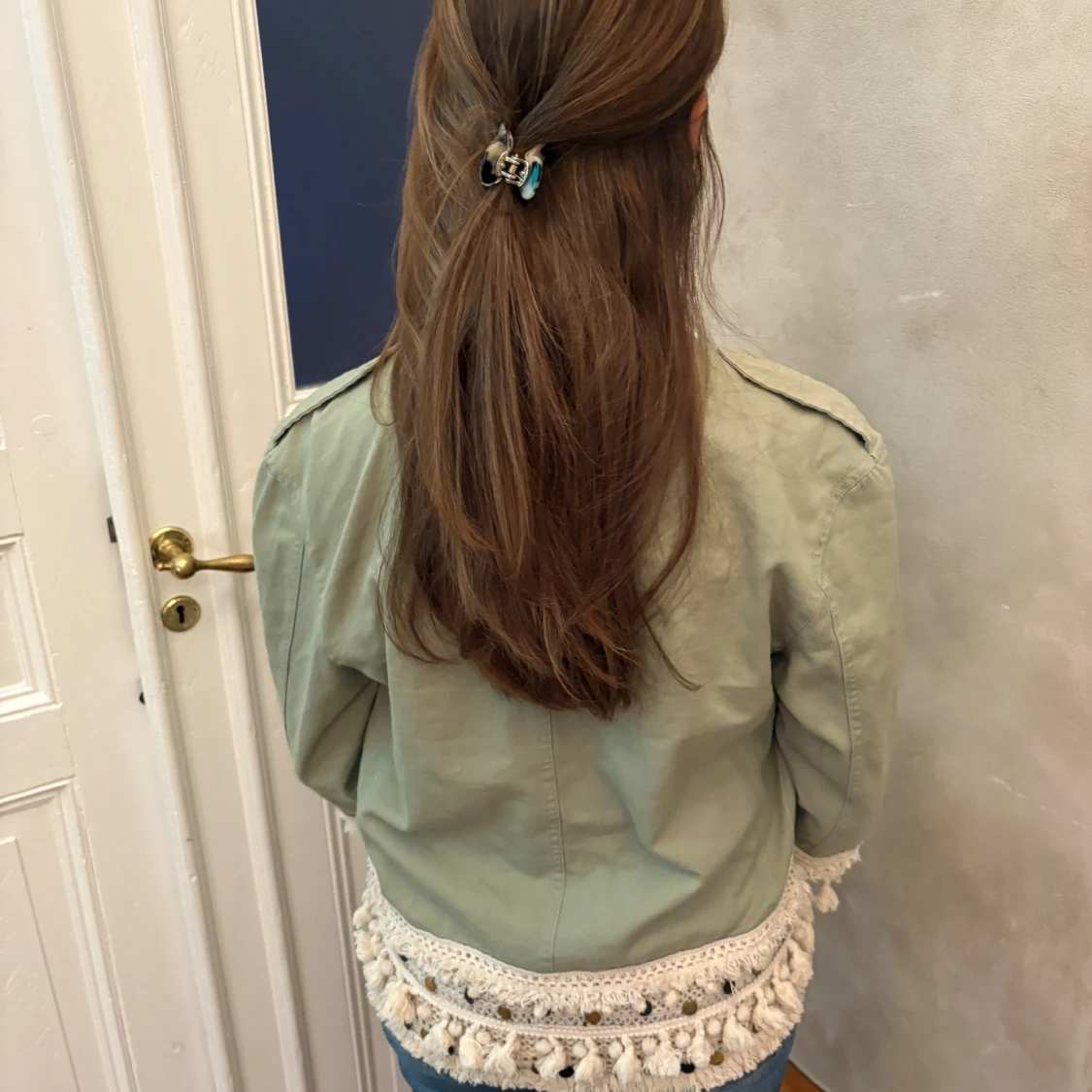 Grön jeansjacka med virkade detaljer - 3