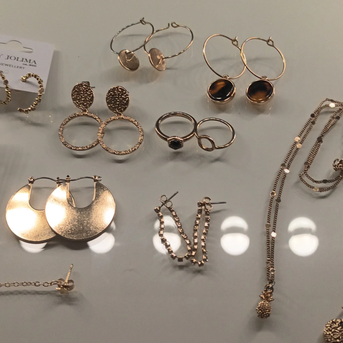 Mix av guldiga smycken och örhängen - 2