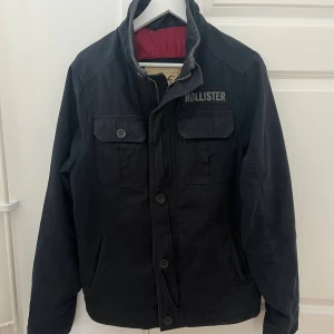 Hollister Jacka - Säljer nu denna sjukt snygga jackan från Hollister med en vintage look. I bra skick, lite smuts annars bra. Modellen är 183, 67kg.