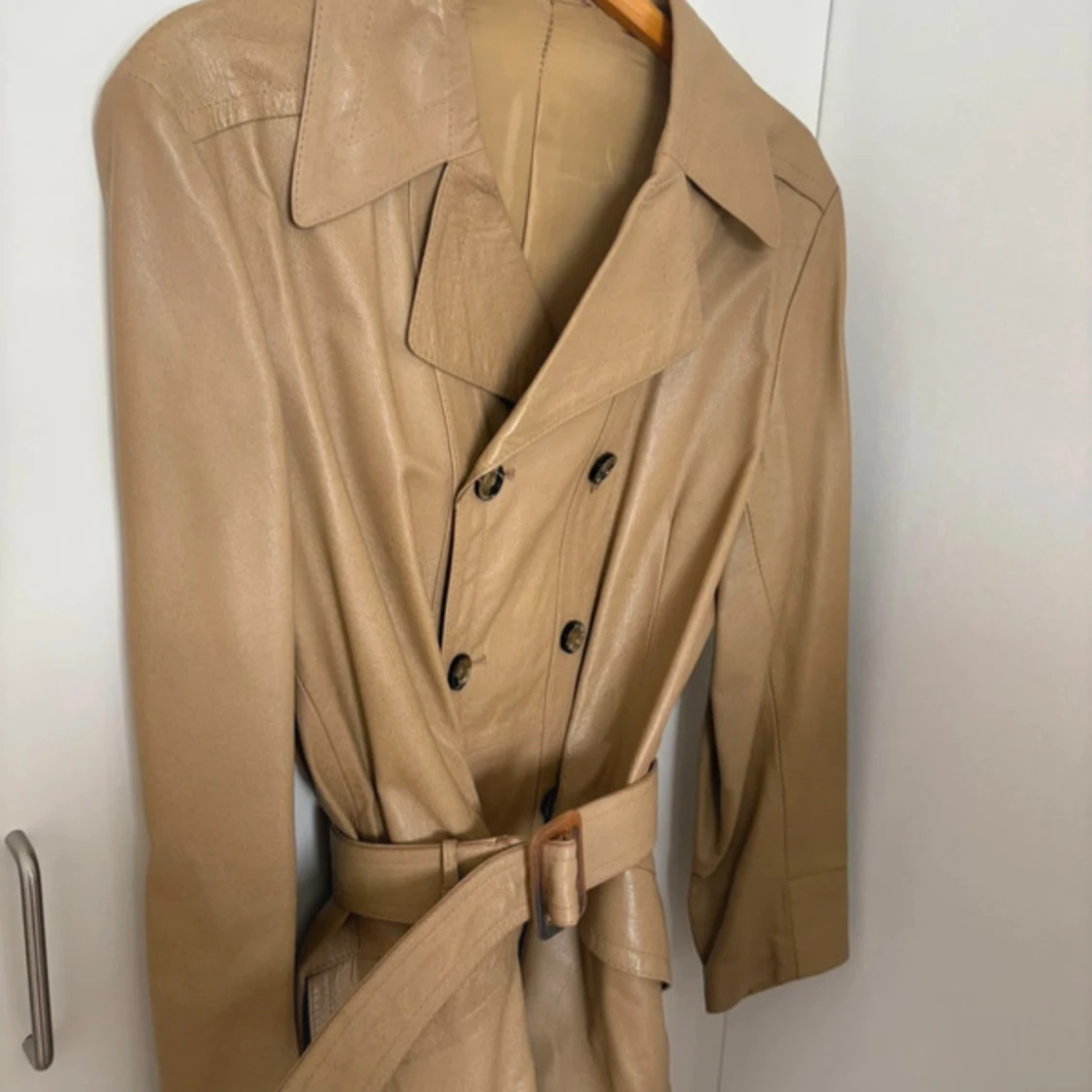 Beige skinn trenchcoat med bälte