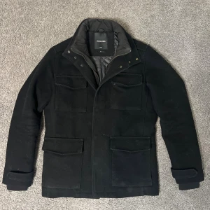 Fodrad Ull Jacka - Tja säljer nu en riktigt varm svart fältjacka i ull i storlek XS men som även passar S för endast 899kr! Pris är ej hugget i sten, hör av er i dm vid funderingar 🙌