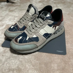 Valentino Rockrunner 👟 - Snygga och exklusiva sneakers från Valentino Garavani i den klassiska camo-designen. Färger: marinblå, vinröd, beige och grå med mockadetaljer och läder. Bekväma och stilrena skor med den ikoniska nitarna vid hälen 🔥 ny pris ca 6000kr