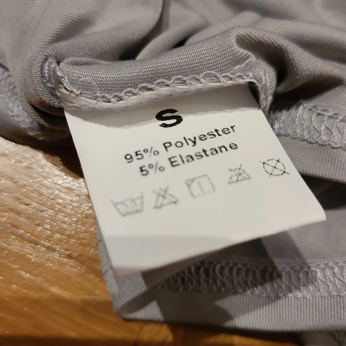 Grå croppad topp med AO-tryck - 2