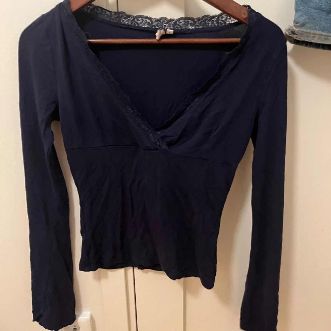 Mörkblå omlottopp med spets från Nelly