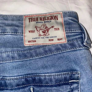 True Religion Becca Bootcut Jeans ljusblå - Säljer ett par ljusblå jeans från True Religion, modell Becca med bootcut och midwaist. Använt bara 2 gånger och köpte dem för fullpris (1400kr) Så tar gärna så högt pris som möjligt!