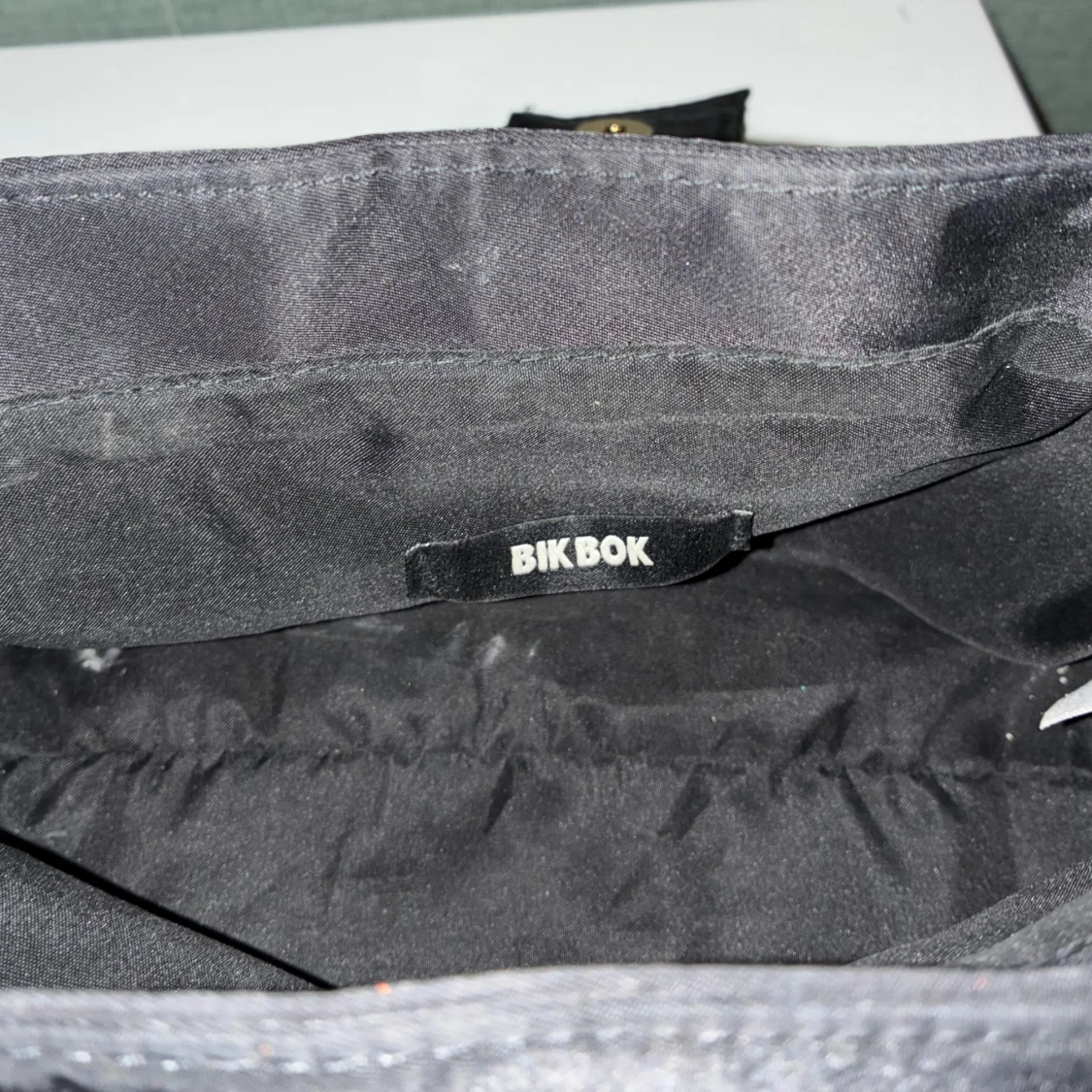 Svart axelväska från Bik Bok - 3