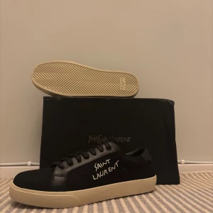 Svarta Saint Laurent Skor - Säljer nu dessa feta Saint Laurent skor| Kommer med en box som inte mår så bra men fungerar och kvitto för att bevisa Äktigheten| SIZE:42 Kan passa 41 och 42| Pris 2599