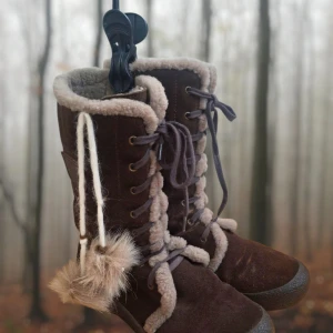 Fur winterboots real leather - Supersöta thriftade vinterskor utan etikett och märke, dem har en liten klack och en dragkedja på insidan.  Det fluffiga snöret på sidan är påsytt, säg bara till om du vill ha med eller utan så tar jag bort/ syr på dem. Dem har inga tydliga tecken på användan undersidan ser ny ut fast den har en del små fläckar på sidorna. insidan är i päls och jättemysig. Priset är diskuterbart.