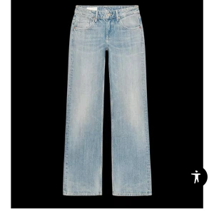 Ljusblå wide jeans Zara  - Ljusblåa baggy lågmidjade jeans från Zara ! Storlek 34. Pris kan diskuteras 