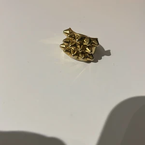 Taggig edblads ring i guld. - Storlek 17;50 