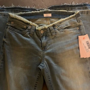 Ljusblå bootcut jeans med no waist  från Nelly - Snygga ljusblå jeans från Nelly . .Lite större i storlek så dessa är mer som en 36 då de var flr stora för dottern som annars har stl 34. Långa i benen.  Helt nya!
