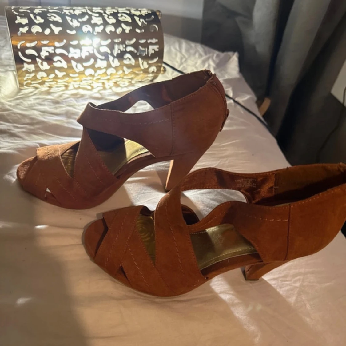 Bruna mocka pumps från H&M