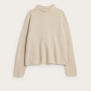 Stickad tröja Kappahl - Stickad tröja från kappahl med lite högre krage i storlek M