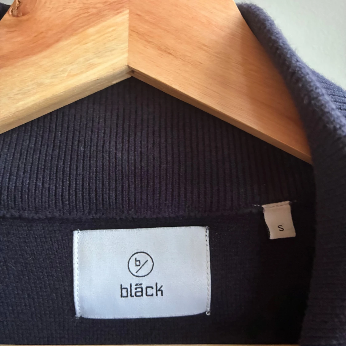 Mörkblå kofta med dragkedja från Bläck - 2