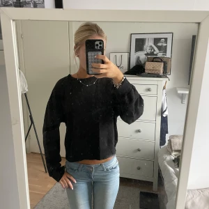 Svart croppad sweatshirt - Svart croppad sweatshirt med rund hals och långa ärmar. Tröjan har en loose passform och är tillverkad i mjukt bomullsmaterial. Perfekt för en chill och avslappnad stil, enkel att matcha med jeans eller leggings.