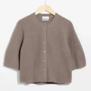 Beige ribbad kofta från & Other Stories - Säljer en ribbad trekvartsärmad kofta från & Other Stories och den är i mycket bra skick🤗💕Säljer den då jag behöver pengar 😅🥰ställ gärna frågor 