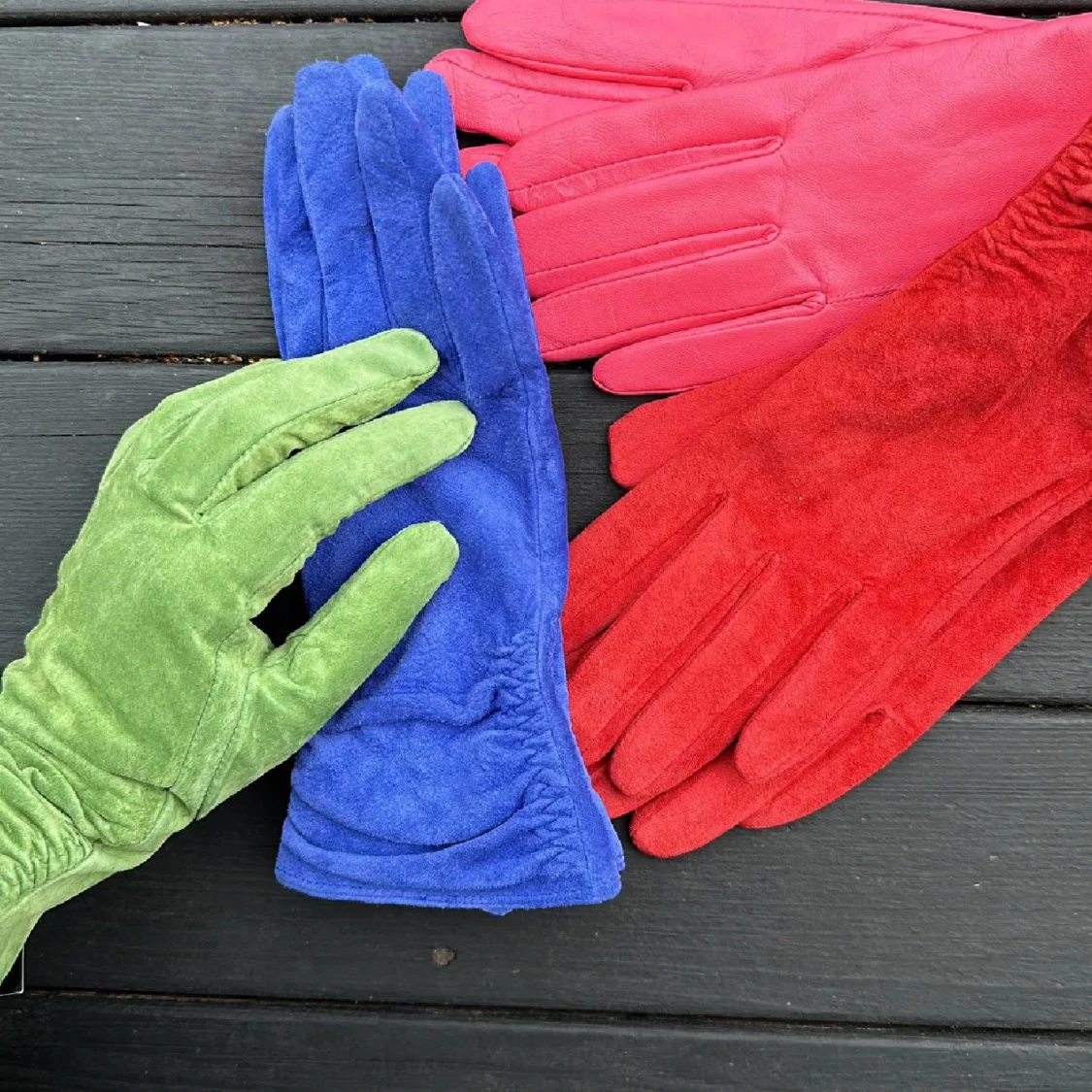 Färgglada mocka- och skinnhandskar