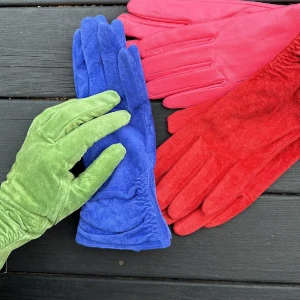 Färgglada mocka- och skinnhandskar - 3 par handskar i olika färge sälj per styck ( grön är slut ) kvar klarblå mocka, ett par i röd mocka och ett par i rosa skinn. Handskarna har klassisk form med lätt rynkning vid handleden och slät yta. Perfekt för dig som vill sticka ut med färg på vintern.