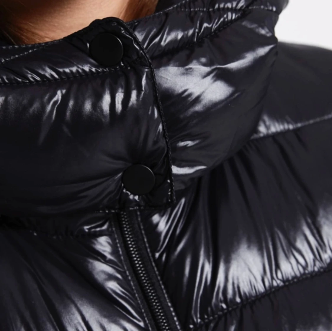 Svart glansig pufferjacka med luva - 2