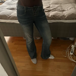 Blå bootcut jeans med snörning - Snygga blå jeans 