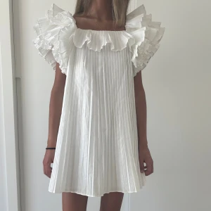 Vit plisserad volangklänning - Säljer denna så sjukt fina och eftertraktade klänningen från Zara, såååå fin till studenten!! 💓💓🙏🏼💓 