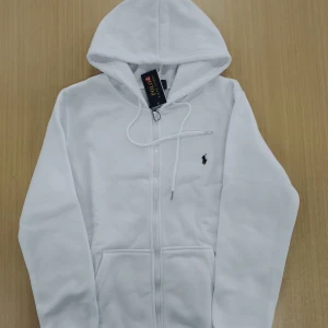 Vit RL hoodie - Har redan packat den när kunden avbröt köpet. Därför sänkt pris från 399kr, till 199kr. Storlek small