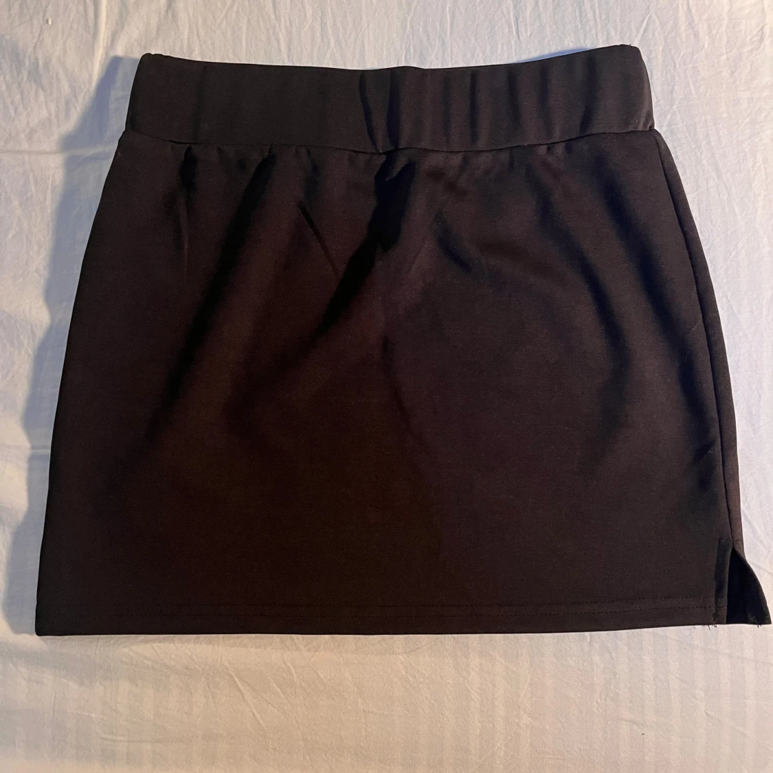 Svart minikjol från Cider med slits - 1