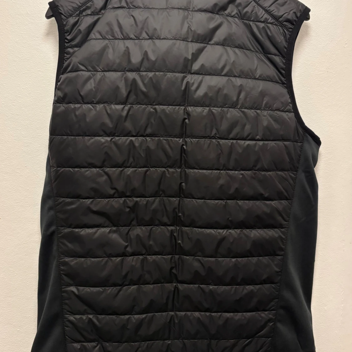 Svart quiltad dunväst från Texstar - 2