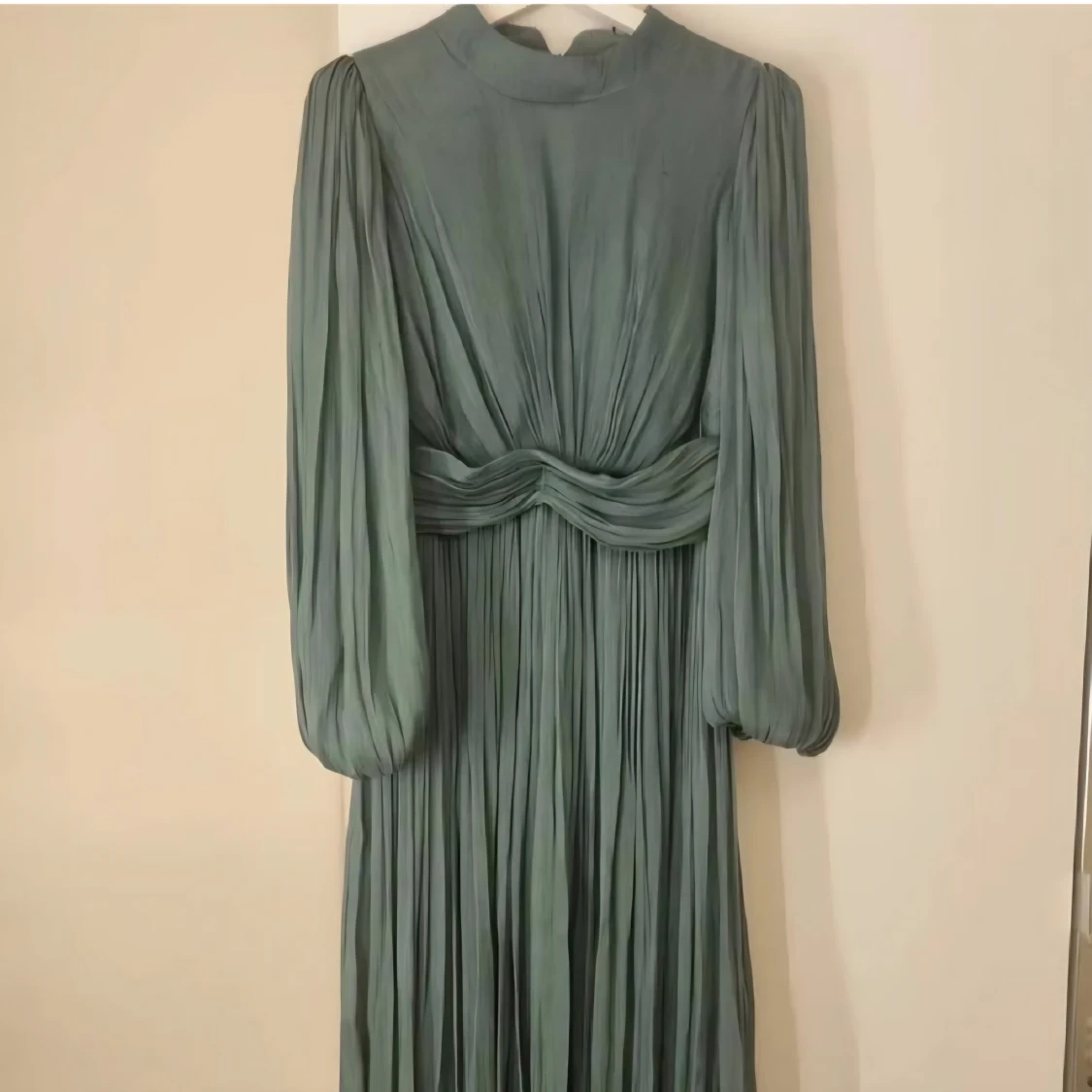 Lång grön plisserad klänning med markerad midja