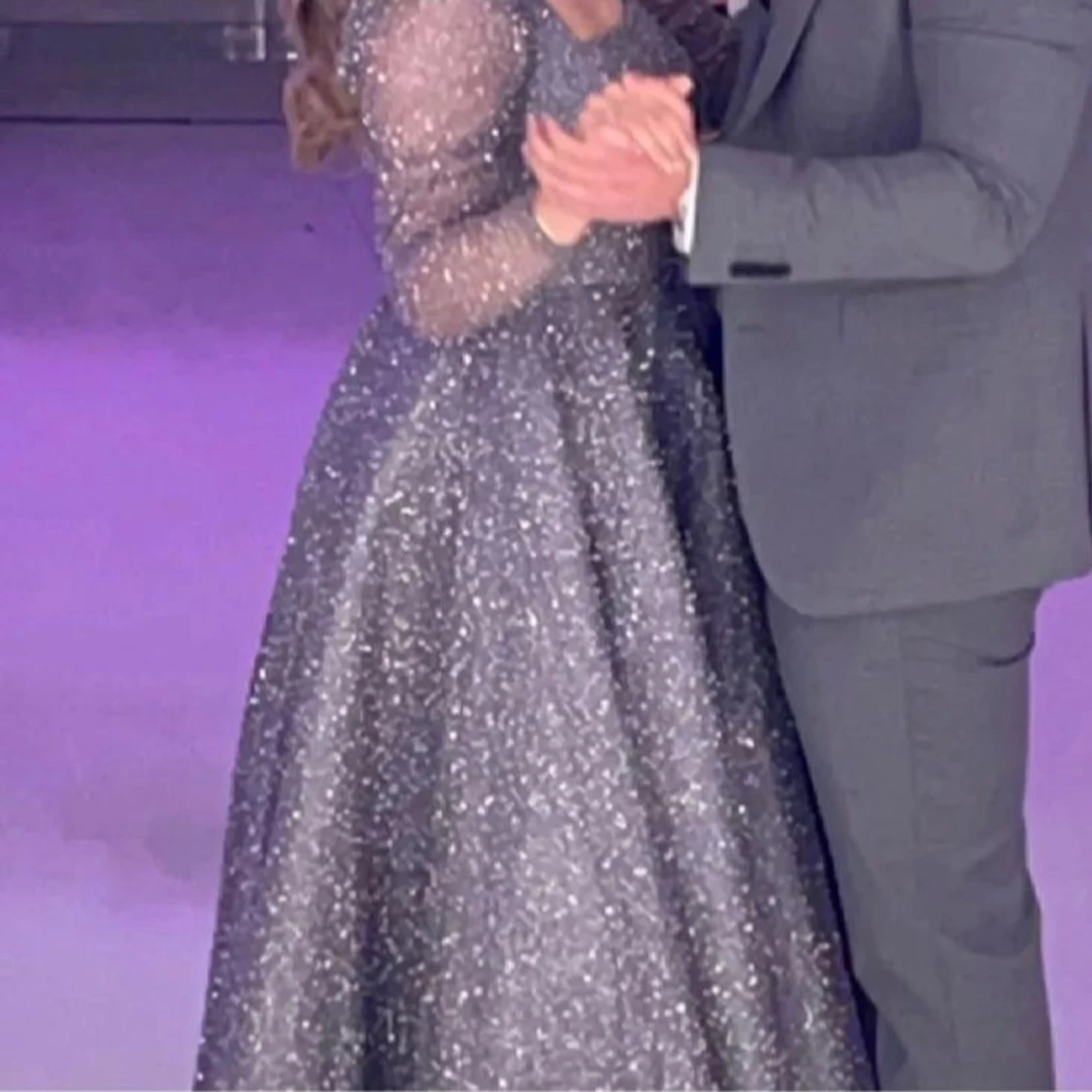 Glittrig långärmad silverklänning