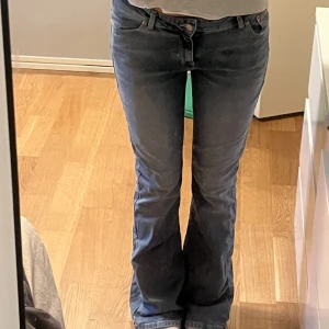 Lågmidjade bootcut jeans  - Jeans från junkyard, aldrig använda. Säljs inte längre. Nypris: 499kr  Lite ljusare än på bilden, sista bilden visar färgen bäst. Midja: 40cm tvärs över, innerben: 82cm Jag är 170cm. Använder bara köp nu funktionen ❣️