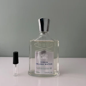 2 ml sample/doftprov av Creed Virgin Island Water - Ett sample sample på 2 ml av Creed Virgin Island Water. Det är en fin sommardoft med inslag av citrus och kokosnöt som gör den väldigt bra vid varmare väder. Våra samples är helt nya och gjorda av glas. Det är fritt fram att skriva om ni har några frågor! 