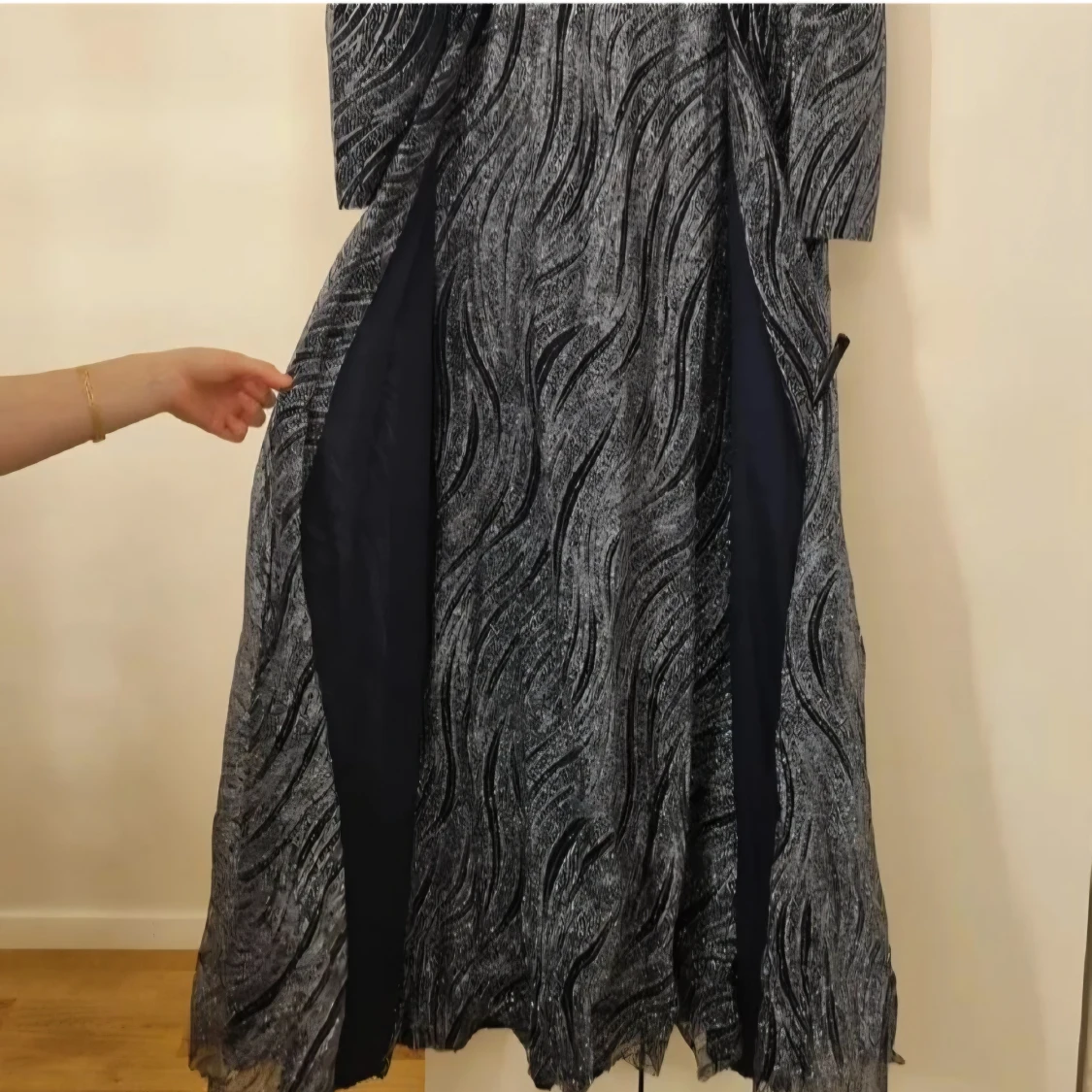 Marinblå och grå långklänning med mönster - 3