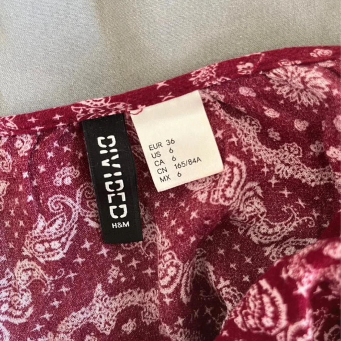 Röd mönstrad blus från H&M Divided - 1