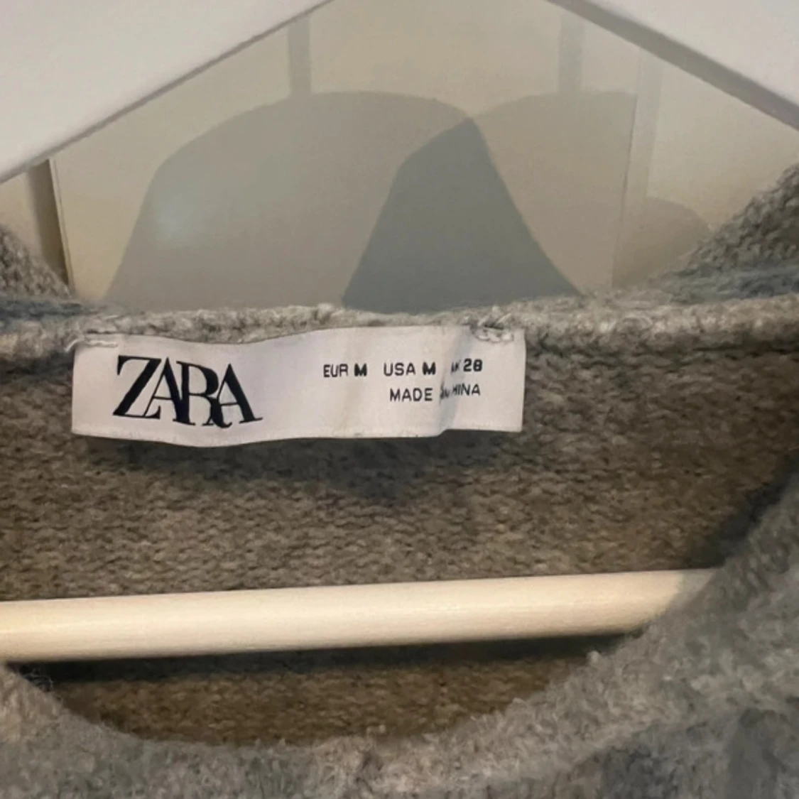 Grå stickad hoodie från Zara med huva - 2