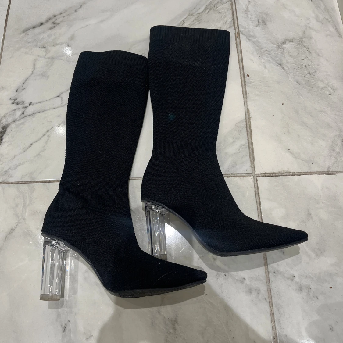 Svarta stövletter med transparent klack