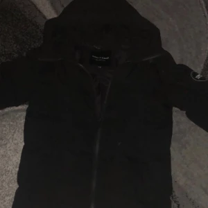 Supply demand jacka - Den är helt ny jacka ich jag vill sälja den för att den är liten på mig